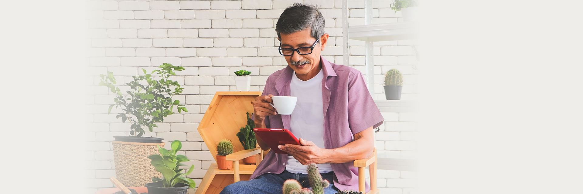 Man drinking coffee on tablet